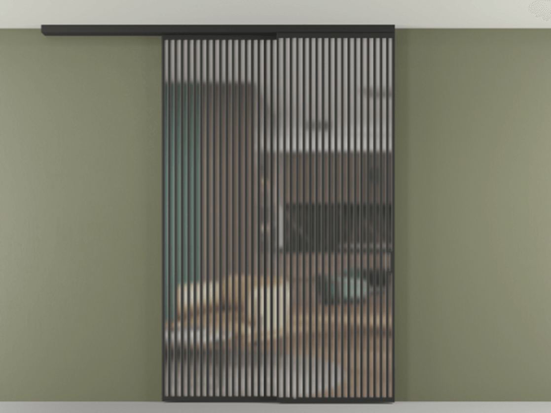 Перегородка Формато вдоль стены на потолок 2 створки с синхронным механизмом АЛПР 040.06 Алюминий Черный Сатинированное стекло "Мателюкс Кристал Вижн", калёное, матовое, каленое 6 мм Цена 105024080 so'm | Volhovec