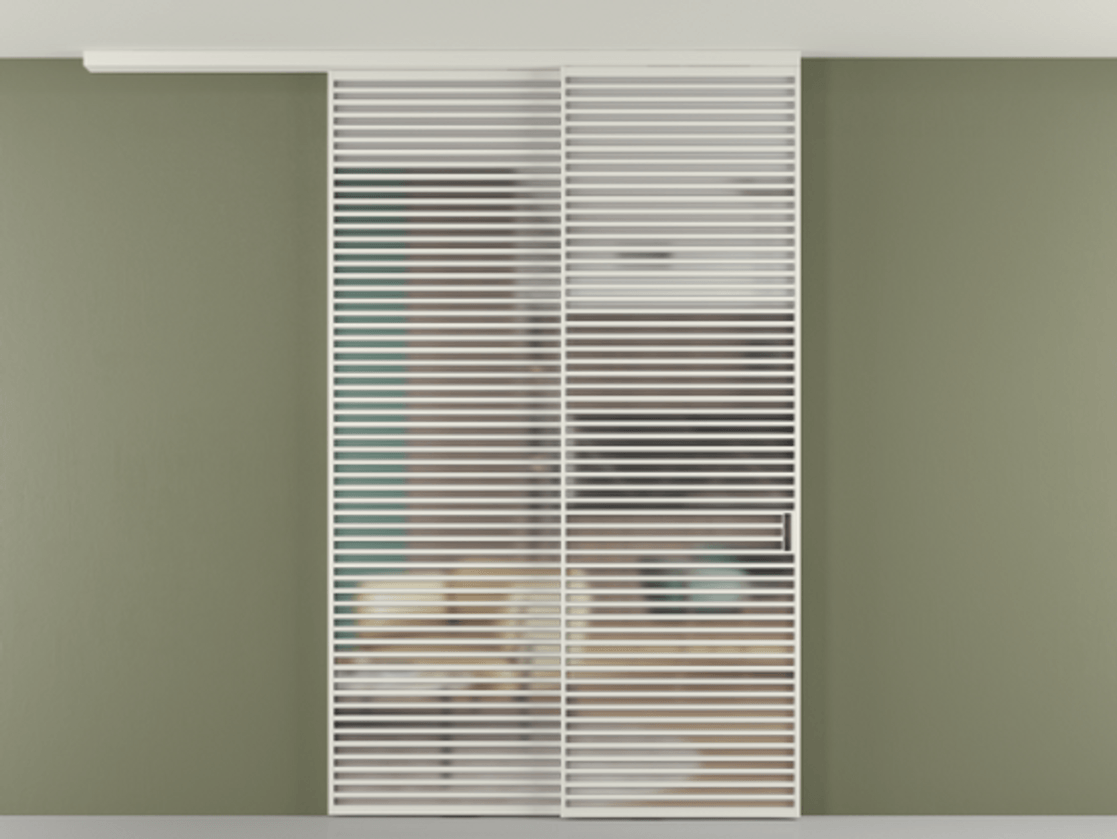 Перегородка Формато вдоль стены на потолок 2 створки с синхронным механизмом АЛПР 040.07 Алюминий Белый Сатинированное стекло "Мателюкс Кристал Вижн", калёное, матовое, каленое 6 мм Цена 105024080 so'm | Volhovec