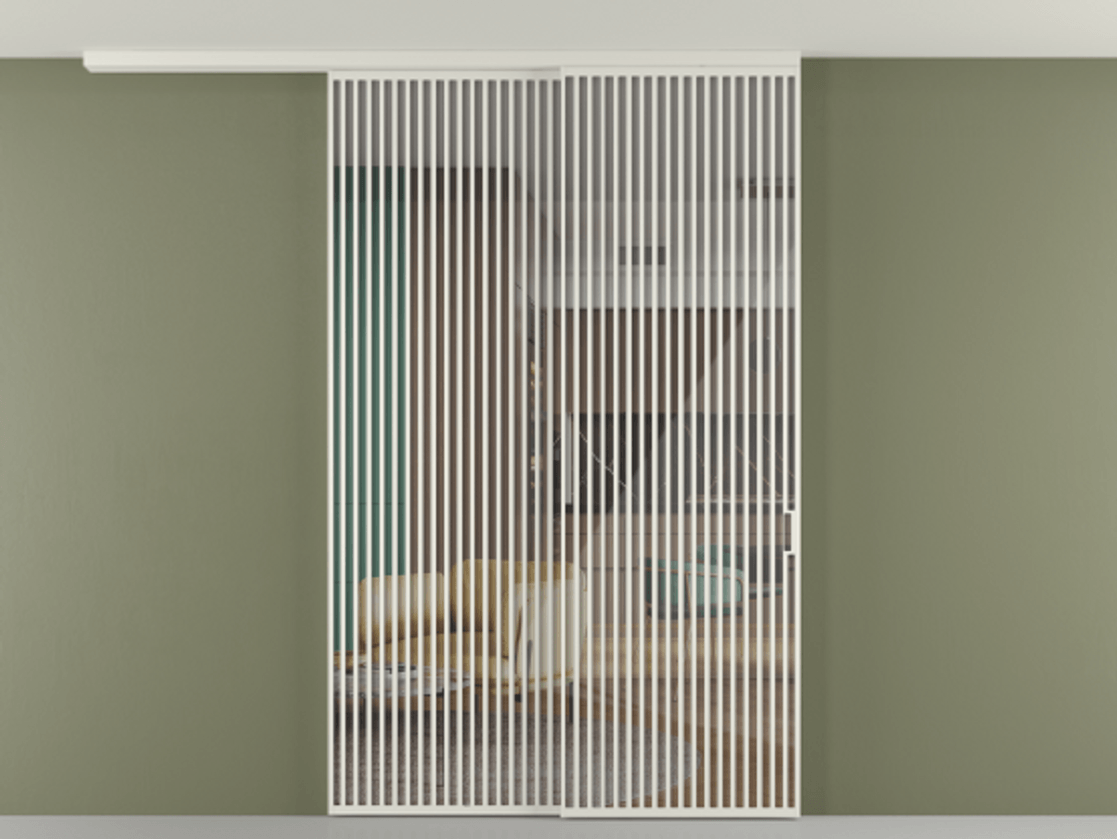 Перегородка Формато вдоль стены на потолок 2 створки с синхронным механизмом АЛПР 040.06 Алюминий Белый Рефлективное прозрачное стекло "Стопсол", калёное Цена 105024080 so'm | Volhovec