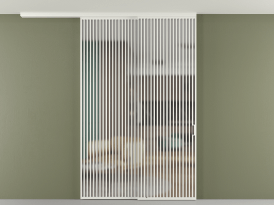 Перегородка Формато вдоль стены на потолок 2 створки с синхронным механизмом АЛПР 040.06 Алюминий светло-серый Сатинированное стекло "Мателюкс Кристал Вижн", калёное, матовое, каленое 6 мм Цена 110151860 so'm | Volhovec