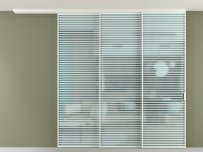 Алюминевая перегородка pv3_07_ Алюминий светло-серый Сатинированное голубое стекло, триплекс, 6мм. Цвет Алюминий светло-серый. Материал Алюминий в эмали. Коллекция Перегородка Formato вдоль стены на потолок телескопик синхро 3. Картинка.